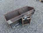 Grader bucket with Hydrema hitch 7