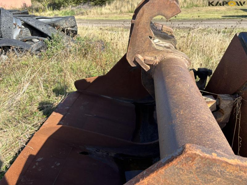 Grader bucket and digging tooth 10