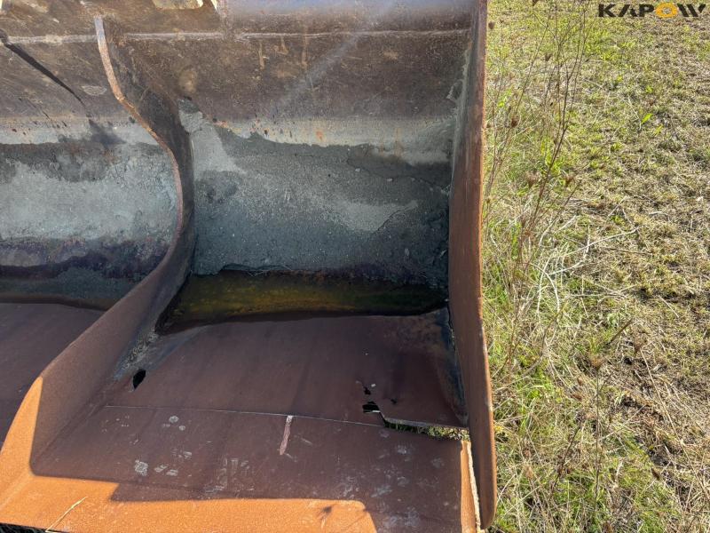 Grader bucket and digging tooth 11