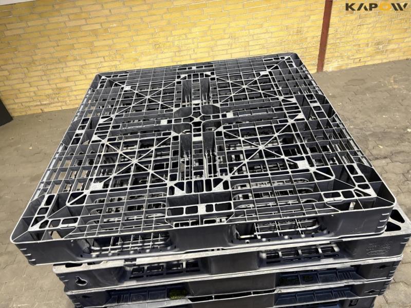 Plastic pallets - 11pcs 9