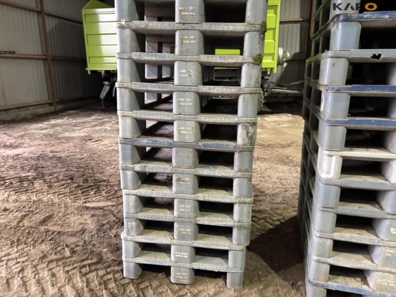 Plastic pallets 27