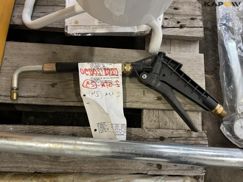 Pumps for oil and grease 24