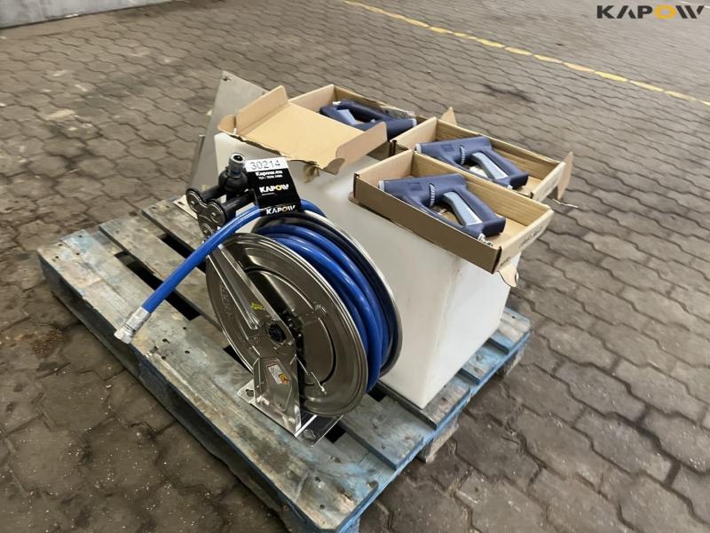 Raash hose reel with tank and handle 3