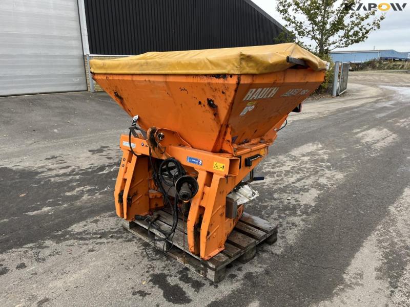 Rauch Axeo 18.1 salt spreader 1