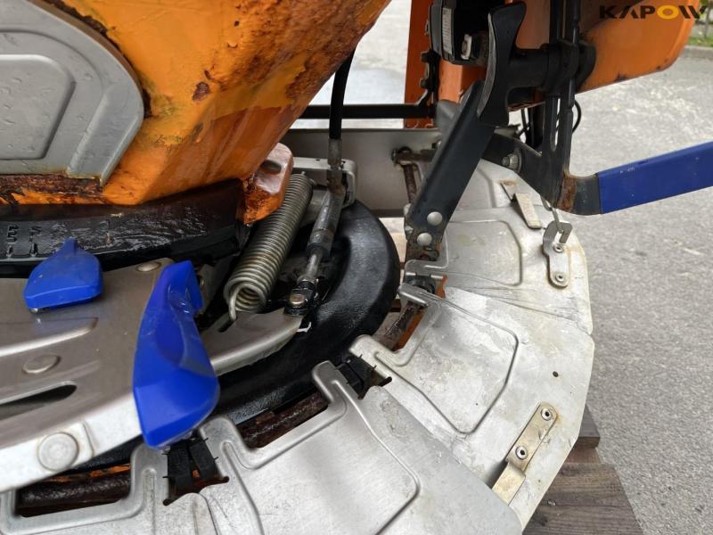 Rauch Axeo 18.1 salt spreader 13