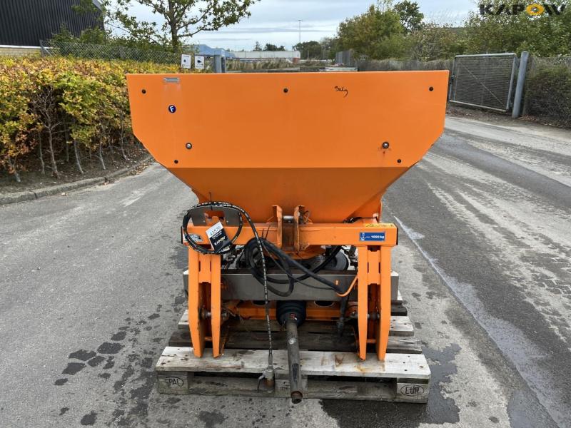 Rauch Axeo 6.1 salt spreader 2