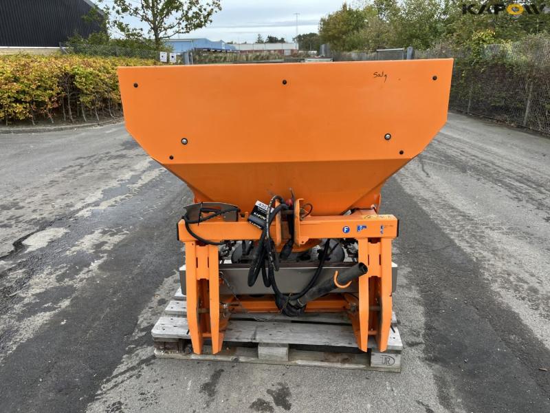 Rauch Axeo 6.1 salt spreader 2