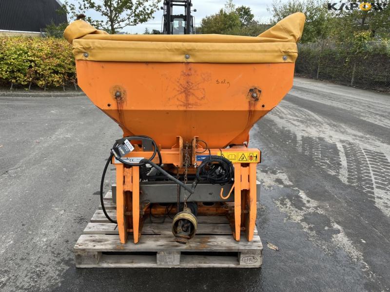 Rauch Axeo 6.1 salt spreader 2
