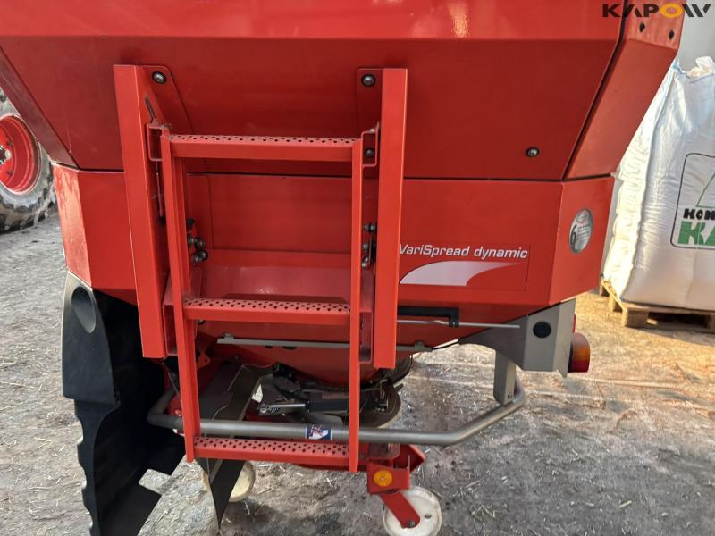 Rauch AXIS M 30.2 EMC fertilizer spreader 61