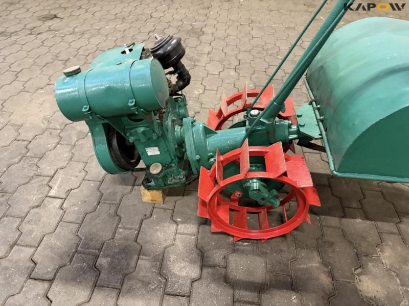 Tool carrier with spring cutter 9