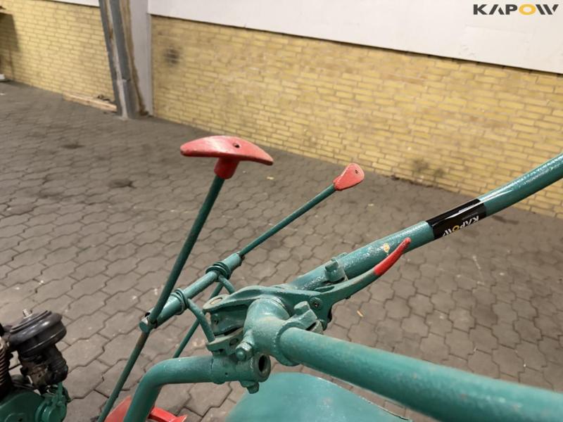 Tool carrier with spring cutter 24