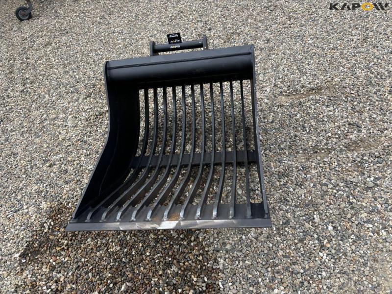 Shaker bucket with Hydrema hitch 2