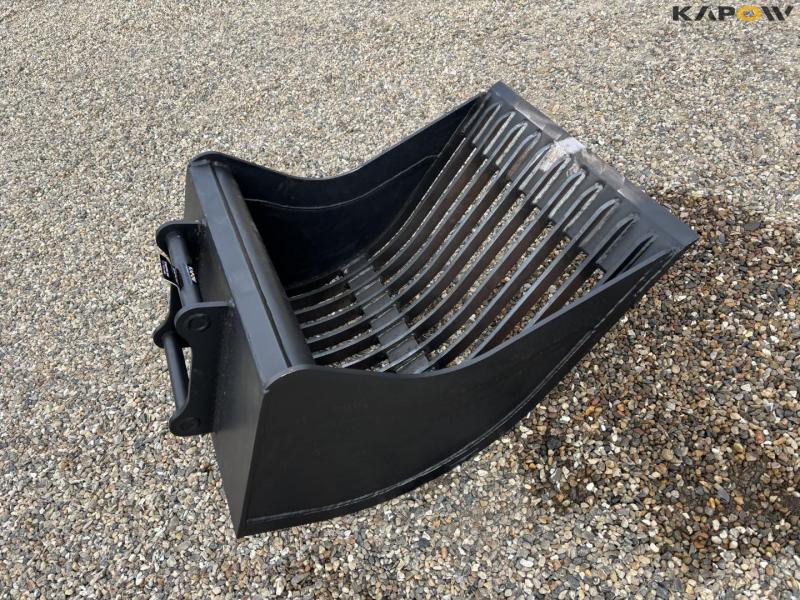 Shaker bucket with Hydrema hitch 5