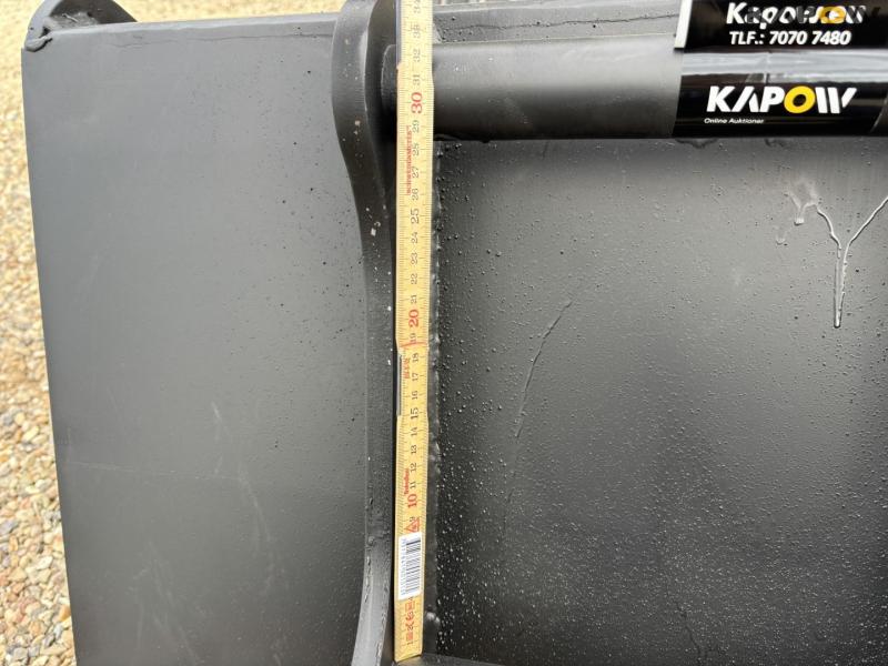 Shaker bucket with Hydrema hitch 11