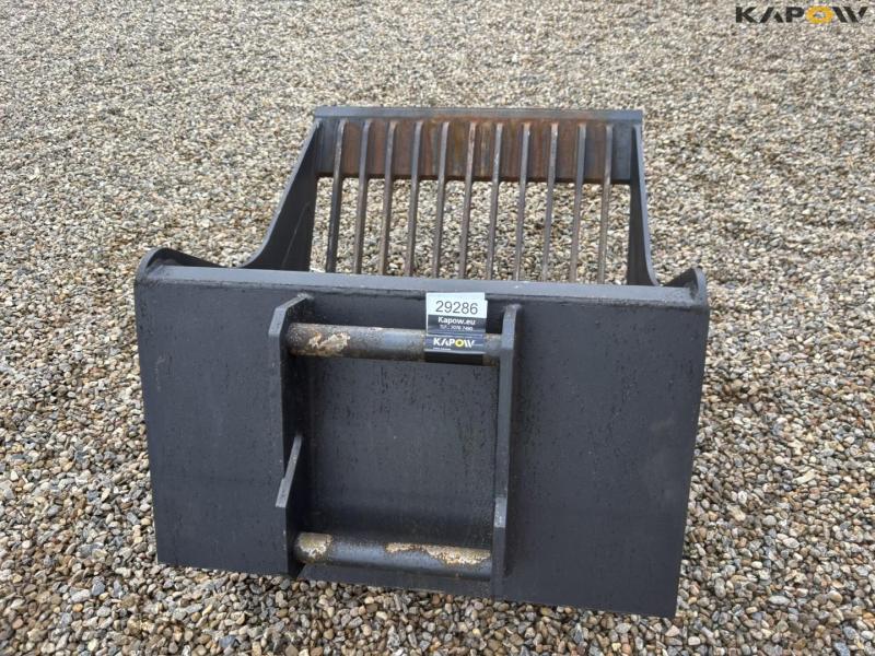 Shaker bucket with Hydrema hitch 6