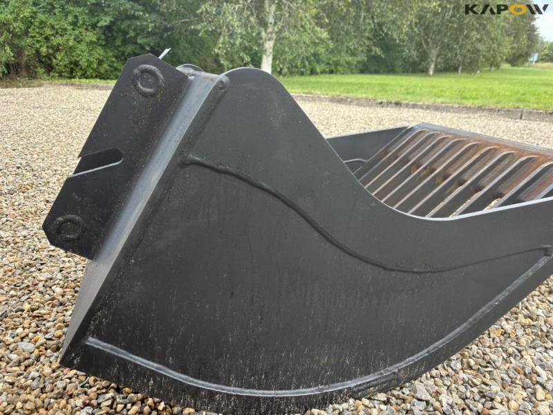 Shaker bucket with Hydrema hitch 12