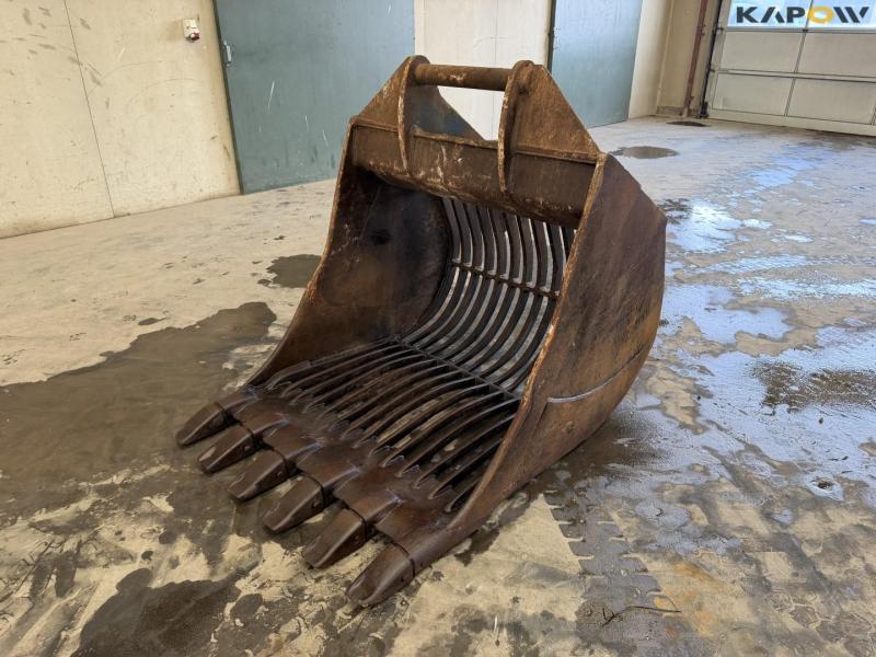 Shaker bucket with S70 hitch 1