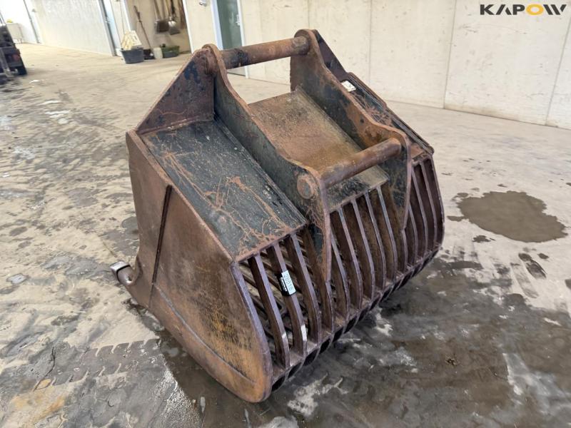 Shaker bucket with S70 hitch 7