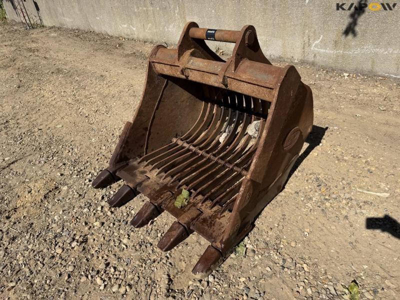 Shaker bucket with S70 hitch 1