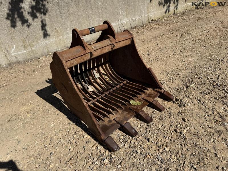 Shaker bucket with S70 hitch 3
