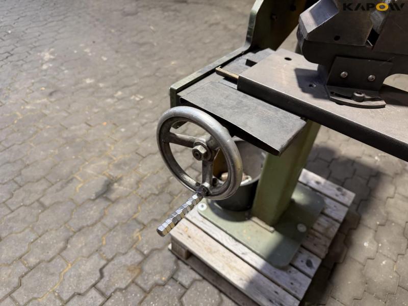 Pipe grinding machine 13