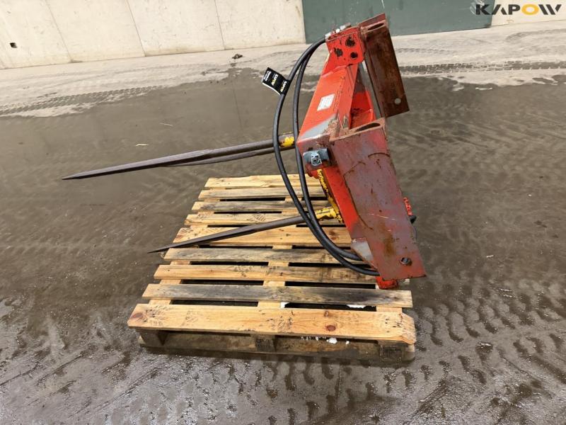 Round bale rolls with John Deere hitch 8