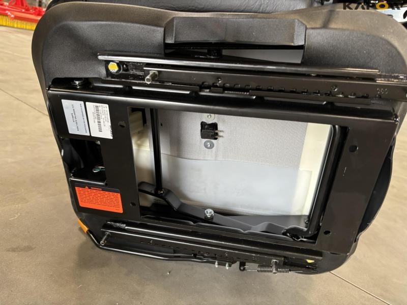 Seat with armrests - new 17