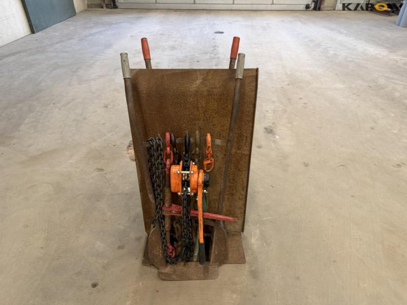 Sack trucks, chains and hoists 2