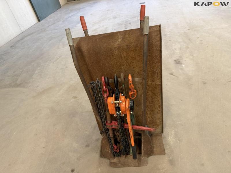 Sack trucks, chains and hoists 9