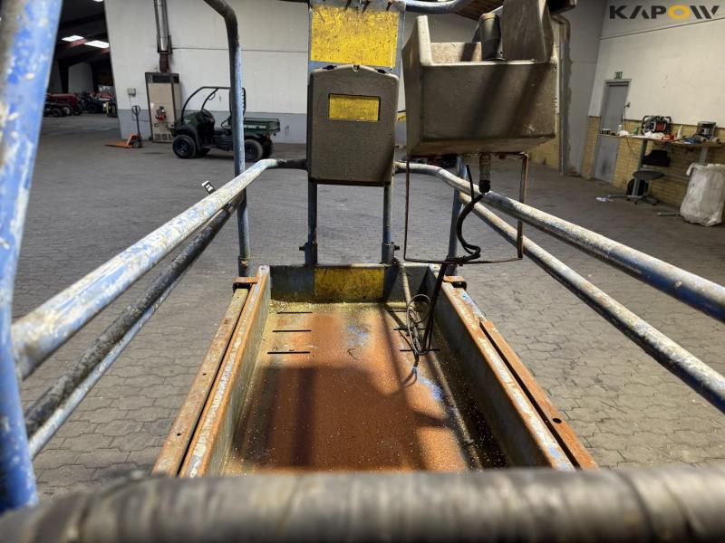 Scissor lift 23