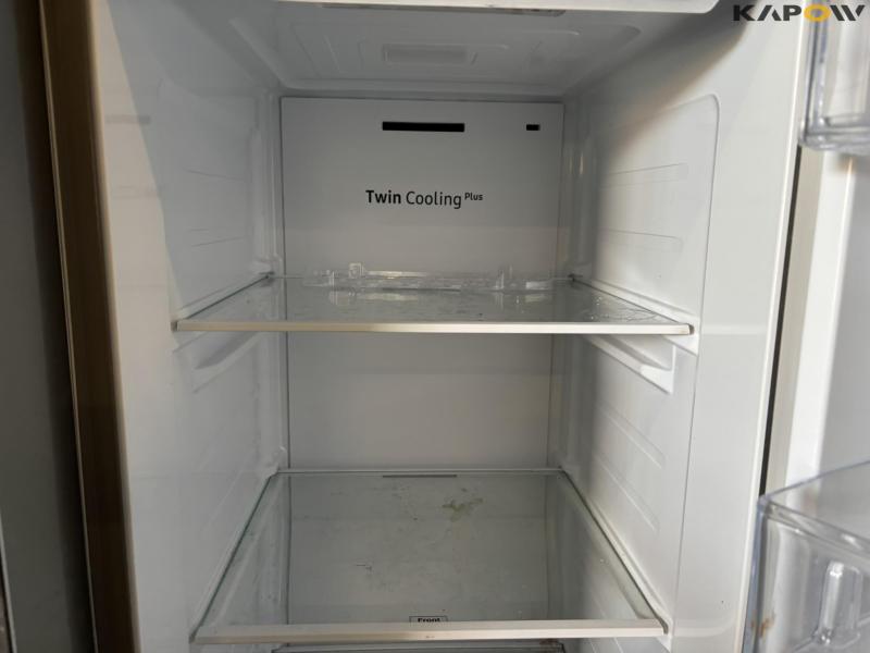 Samsung fridge freezer with ice maker 16