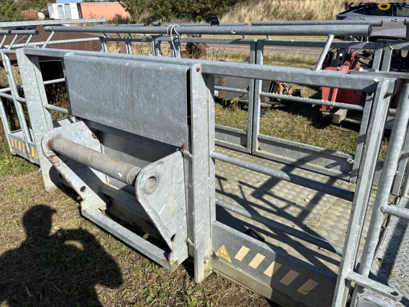 Scantruck crew basket and swivel joint 16