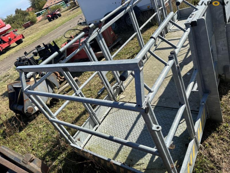 Scantruck crew basket and swivel joint 21