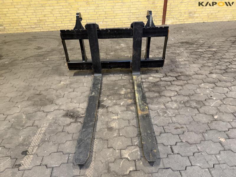 SE Pallet forks with Volvo Hitch 2