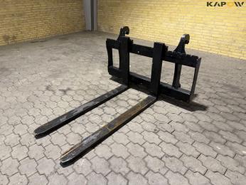 SE pallet forks with Volvo hitch
