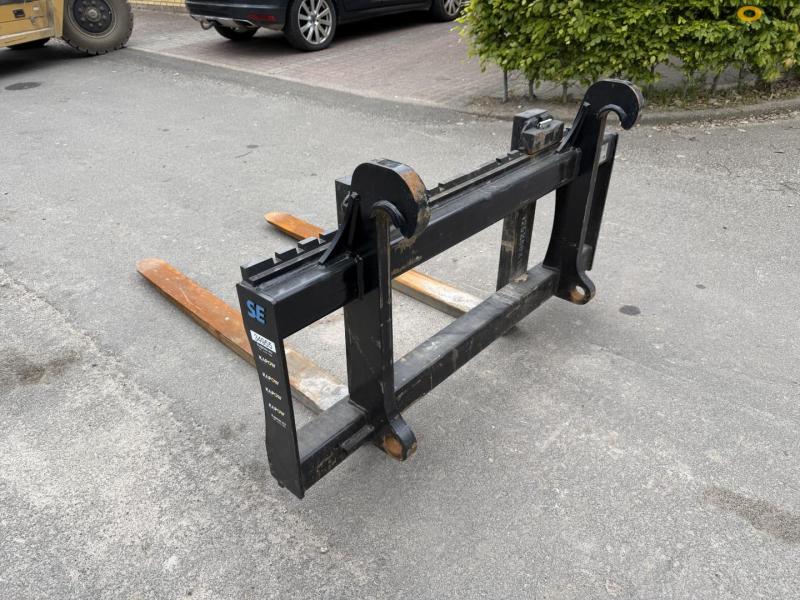 SE pallet forks with Volvo hitch 7