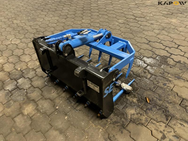 SE silo grab with Avant hitch 5