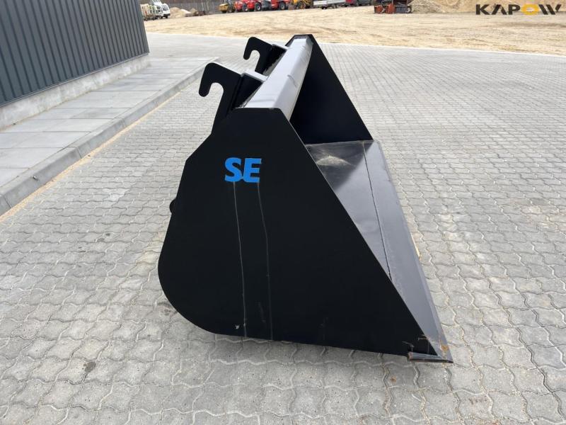 SE bucket with JCB hitch - New 4