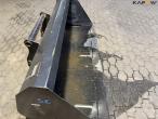 SE bucket with Manitou hitch 11