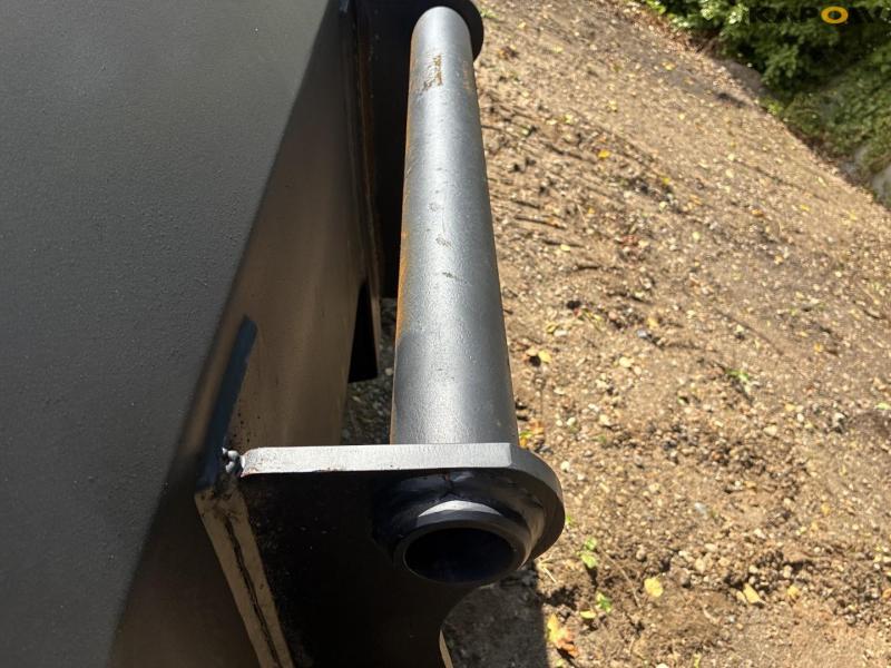 SE bucket with Manitou hitch 21
