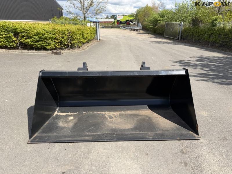 SE bucket with Volvo hitch 2