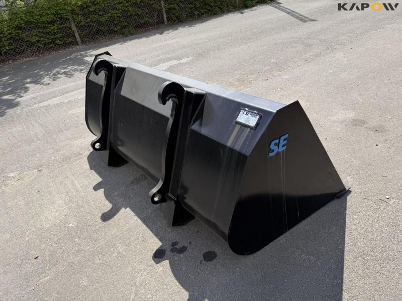 SE bucket with Volvo hitch 5