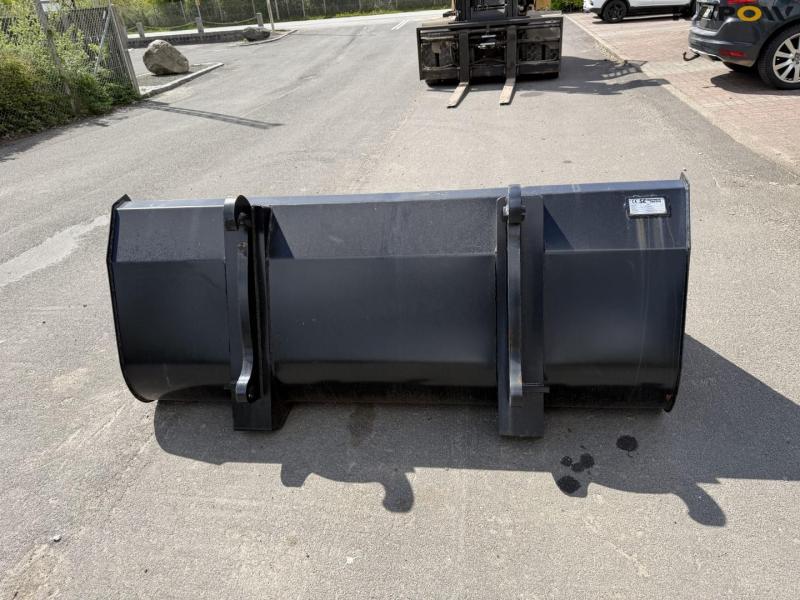 SE bucket with Volvo hitch 6