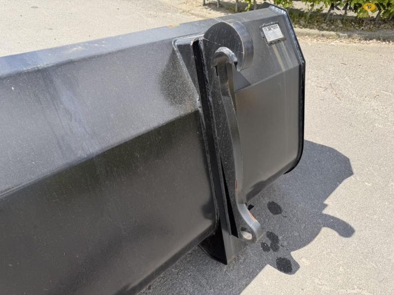SE bucket with Volvo hitch 10