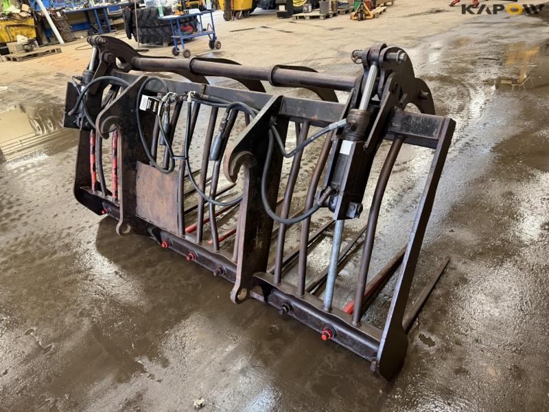 Silo grab with Volvo hitch 5