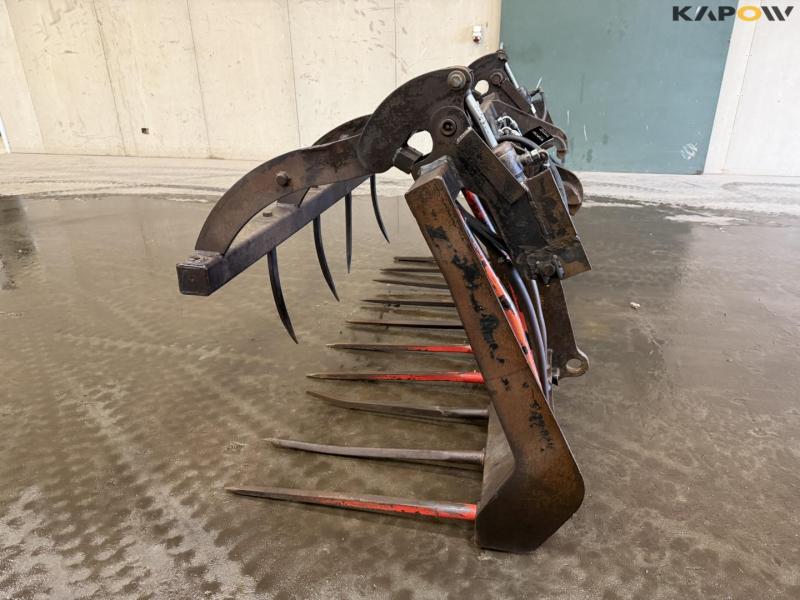 Silo grab with Volvo hitch 8