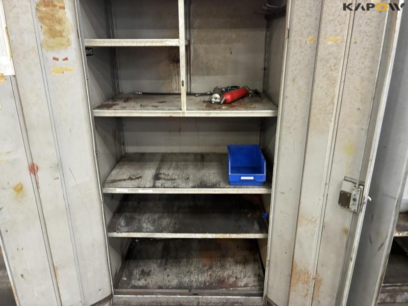 Cabinets with content 33