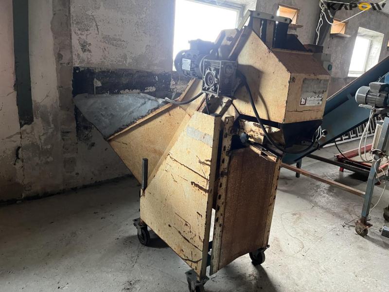 Shell conveyor belt for bagging 3