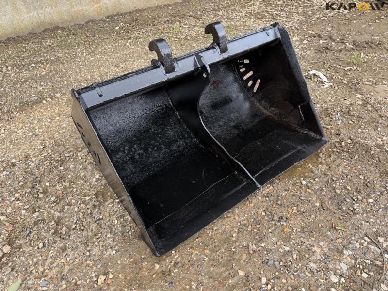 Bucket with Beco hitch 3