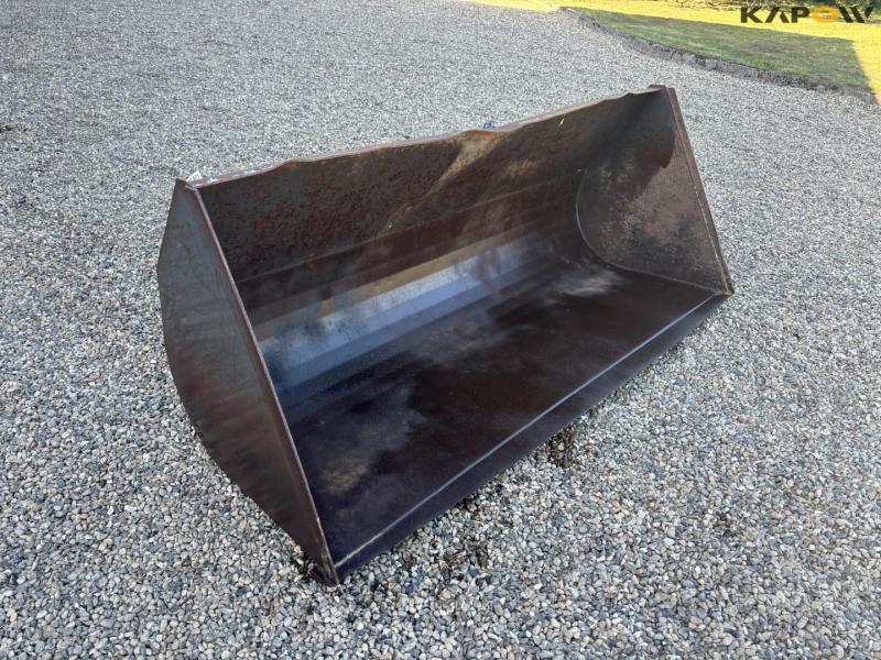 Bucket with Euro hitch 3